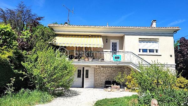 Maison sur sous-sol complet d’environ 165 m² habitables, offrant de beaux volumes et un fort potentiel, le tout sur un agréable jardin. Proche centre ville, commerces et transports, aux portes d'Angoulême.

Cette maison se compose d’une spacieuse pièce de vie lumineuse, d’une cuisine, de plusieurs chambres, ainsi que d’espaces complémentaires permettant d’aménager selon vos besoins : bureau, salle de jeux ou espace détente.

Le sous-sol complet constitue un véritable atout avec de nombreuses possibilités de rangement, atelier, garage ou stockage.

À l’extérieur, vous profiterez d’un jardin agréable, idéal pour les moments en famille ou entre amis.

Une maison fonctionnelle et familiale, à découvrir sans tarder !