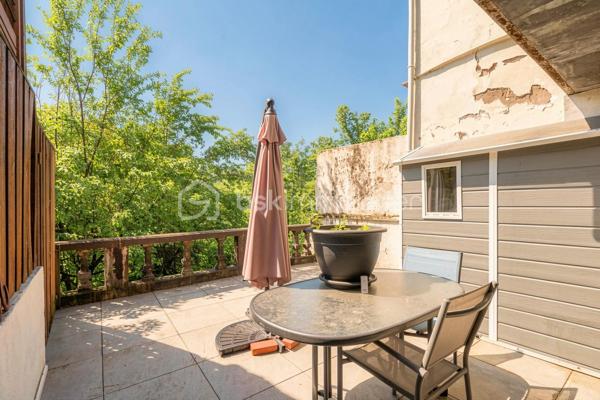 En plein centre de Rumilly, découvrez cet appartement de 37 m² en rez-de-chaussée, idéal pour un premier achat, un pied-à-terre ou un investissement locatif.

Situé au sein d'une petite copropriété de seulement 6 logements, il bénéficie d'un emplacement privilégié, à quelques pas des commerces, des écoles, des transports et de l'ensemble des commodités du centre-ville.

L'appartement offre une agréable pièce de vie lumineuse de plus de 21 m² avec cuisine ouverte, prolongée par une terrasse privative d'environ 20 m², un véritable atout pour profiter des beaux jours en toute tranquillité.

L'espace nuit dispose d'un placard de rangement intégré. Une salle de bains avec toilettes complète l'ensemble. Les volets roulants électriques apportent un confort supplémentaire au quotidien, tandis que le chauffage est assuré par des radiateurs électriques.

Le bien est vendu libre de toute occupation, vous laissant la liberté de vous y installer immédiatement ou de le mettre en location selon votre projet.

Une belle opportunité de devenir propriétaire d'un appartement fonctionnel, bénéficiant d'un extérieur rare en centre-ville et d'une situation particulièrement recherchée à Rumilly.