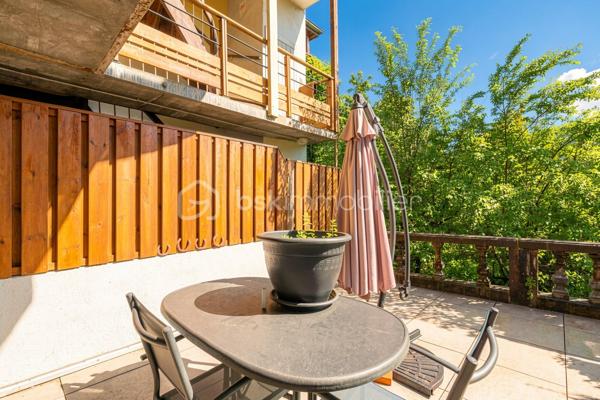En plein centre de Rumilly, découvrez cet appartement de 37 m² en rez-de-chaussée, idéal pour un premier achat, un pied-à-terre ou un investissement locatif.

Situé au sein d'une petite copropriété de seulement 6 logements, il bénéficie d'un emplacement privilégié, à quelques pas des commerces, des écoles, des transports et de l'ensemble des commodités du centre-ville.

L'appartement offre une agréable pièce de vie lumineuse de plus de 21 m² avec cuisine ouverte, prolongée par une terrasse privative d'environ 20 m², un véritable atout pour profiter des beaux jours en toute tranquillité.

L'espace nuit dispose d'un placard de rangement intégré. Une salle de bains avec toilettes complète l'ensemble. Les volets roulants électriques apportent un confort supplémentaire au quotidien, tandis que le chauffage est assuré par des radiateurs électriques.

Le bien est vendu libre de toute occupation, vous laissant la liberté de vous y installer immédiatement ou de le mettre en location selon votre projet.

Une belle opportunité de devenir propriétaire d'un appartement fonctionnel, bénéficiant d'un extérieur rare en centre-ville et d'une situation particulièrement recherchée à Rumilly.