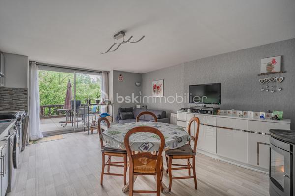 En plein centre de Rumilly, découvrez cet appartement de 37 m² en rez-de-chaussée, idéal pour un premier achat, un pied-à-terre ou un investissement locatif.

Situé au sein d'une petite copropriété de seulement 6 logements, il bénéficie d'un emplacement privilégié, à quelques pas des commerces, des écoles, des transports et de l'ensemble des commodités du centre-ville.

L'appartement offre une agréable pièce de vie lumineuse de plus de 21 m² avec cuisine ouverte, prolongée par une terrasse privative d'environ 20 m², un véritable atout pour profiter des beaux jours en toute tranquillité.

L'espace nuit dispose d'un placard de rangement intégré. Une salle de bains avec toilettes complète l'ensemble. Les volets roulants électriques apportent un confort supplémentaire au quotidien, tandis que le chauffage est assuré par des radiateurs électriques.

Le bien est vendu libre de toute occupation, vous laissant la liberté de vous y installer immédiatement ou de le mettre en location selon votre projet.

Une belle opportunité de devenir propriétaire d'un appartement fonctionnel, bénéficiant d'un extérieur rare en centre-ville et d'une situation particulièrement recherchée à Rumilly.