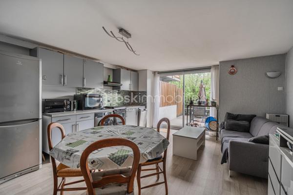 En plein centre de Rumilly, découvrez cet appartement de 37 m² en rez-de-chaussée, idéal pour un premier achat, un pied-à-terre ou un investissement locatif.

Situé au sein d'une petite copropriété de seulement 6 logements, il bénéficie d'un emplacement privilégié, à quelques pas des commerces, des écoles, des transports et de l'ensemble des commodités du centre-ville.

L'appartement offre une agréable pièce de vie lumineuse de plus de 21 m² avec cuisine ouverte, prolongée par une terrasse privative d'environ 20 m², un véritable atout pour profiter des beaux jours en toute tranquillité.

L'espace nuit dispose d'un placard de rangement intégré. Une salle de bains avec toilettes complète l'ensemble. Les volets roulants électriques apportent un confort supplémentaire au quotidien, tandis que le chauffage est assuré par des radiateurs électriques.

Le bien est vendu libre de toute occupation, vous laissant la liberté de vous y installer immédiatement ou de le mettre en location selon votre projet.

Une belle opportunité de devenir propriétaire d'un appartement fonctionnel, bénéficiant d'un extérieur rare en centre-ville et d'une situation particulièrement recherchée à Rumilly.