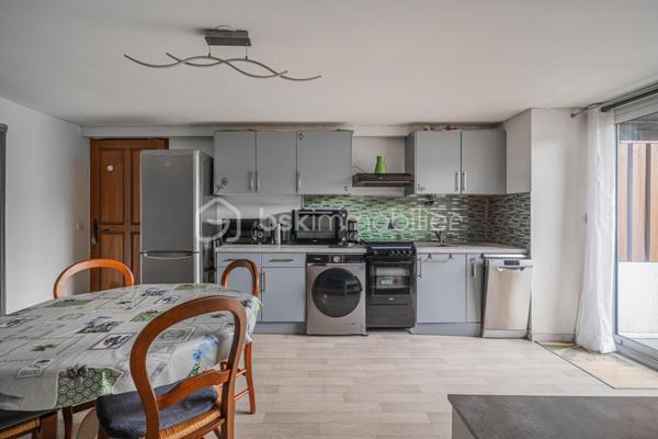 En plein centre de Rumilly, découvrez cet appartement de 37 m² en rez-de-chaussée, idéal pour un premier achat, un pied-à-terre ou un investissement locatif.

Situé au sein d'une petite copropriété de seulement 6 logements, il bénéficie d'un emplacement privilégié, à quelques pas des commerces, des écoles, des transports et de l'ensemble des commodités du centre-ville.

L'appartement offre une agréable pièce de vie lumineuse de plus de 21 m² avec cuisine ouverte, prolongée par une terrasse privative d'environ 20 m², un véritable atout pour profiter des beaux jours en toute tranquillité.

L'espace nuit dispose d'un placard de rangement intégré. Une salle de bains avec toilettes complète l'ensemble. Les volets roulants électriques apportent un confort supplémentaire au quotidien, tandis que le chauffage est assuré par des radiateurs électriques.

Le bien est vendu libre de toute occupation, vous laissant la liberté de vous y installer immédiatement ou de le mettre en location selon votre projet.

Une belle opportunité de devenir propriétaire d'un appartement fonctionnel, bénéficiant d'un extérieur rare en centre-ville et d'une situation particulièrement recherchée à Rumilly.
