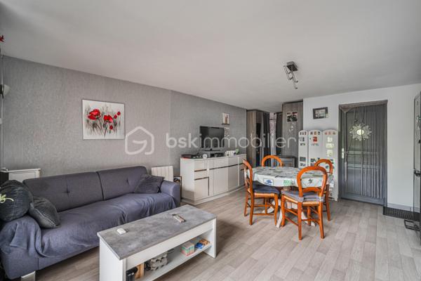 En plein centre de Rumilly, découvrez cet appartement de 37 m² en rez-de-chaussée, idéal pour un premier achat, un pied-à-terre ou un investissement locatif.

Situé au sein d'une petite copropriété de seulement 6 logements, il bénéficie d'un emplacement privilégié, à quelques pas des commerces, des écoles, des transports et de l'ensemble des commodités du centre-ville.

L'appartement offre une agréable pièce de vie lumineuse de plus de 21 m² avec cuisine ouverte, prolongée par une terrasse privative d'environ 20 m², un véritable atout pour profiter des beaux jours en toute tranquillité.

L'espace nuit dispose d'un placard de rangement intégré. Une salle de bains avec toilettes complète l'ensemble. Les volets roulants électriques apportent un confort supplémentaire au quotidien, tandis que le chauffage est assuré par des radiateurs électriques.

Le bien est vendu libre de toute occupation, vous laissant la liberté de vous y installer immédiatement ou de le mettre en location selon votre projet.

Une belle opportunité de devenir propriétaire d'un appartement fonctionnel, bénéficiant d'un extérieur rare en centre-ville et d'une situation particulièrement recherchée à Rumilly.