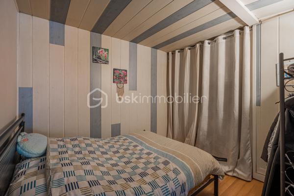 En plein centre de Rumilly, découvrez cet appartement de 37 m² en rez-de-chaussée, idéal pour un premier achat, un pied-à-terre ou un investissement locatif.

Situé au sein d'une petite copropriété de seulement 6 logements, il bénéficie d'un emplacement privilégié, à quelques pas des commerces, des écoles, des transports et de l'ensemble des commodités du centre-ville.

L'appartement offre une agréable pièce de vie lumineuse de plus de 21 m² avec cuisine ouverte, prolongée par une terrasse privative d'environ 20 m², un véritable atout pour profiter des beaux jours en toute tranquillité.

L'espace nuit dispose d'un placard de rangement intégré. Une salle de bains avec toilettes complète l'ensemble. Les volets roulants électriques apportent un confort supplémentaire au quotidien, tandis que le chauffage est assuré par des radiateurs électriques.

Le bien est vendu libre de toute occupation, vous laissant la liberté de vous y installer immédiatement ou de le mettre en location selon votre projet.

Une belle opportunité de devenir propriétaire d'un appartement fonctionnel, bénéficiant d'un extérieur rare en centre-ville et d'une situation particulièrement recherchée à Rumilly.