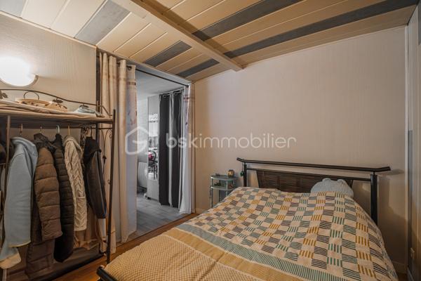 En plein centre de Rumilly, découvrez cet appartement de 37 m² en rez-de-chaussée, idéal pour un premier achat, un pied-à-terre ou un investissement locatif.

Situé au sein d'une petite copropriété de seulement 6 logements, il bénéficie d'un emplacement privilégié, à quelques pas des commerces, des écoles, des transports et de l'ensemble des commodités du centre-ville.

L'appartement offre une agréable pièce de vie lumineuse de plus de 21 m² avec cuisine ouverte, prolongée par une terrasse privative d'environ 20 m², un véritable atout pour profiter des beaux jours en toute tranquillité.

L'espace nuit dispose d'un placard de rangement intégré. Une salle de bains avec toilettes complète l'ensemble. Les volets roulants électriques apportent un confort supplémentaire au quotidien, tandis que le chauffage est assuré par des radiateurs électriques.

Le bien est vendu libre de toute occupation, vous laissant la liberté de vous y installer immédiatement ou de le mettre en location selon votre projet.

Une belle opportunité de devenir propriétaire d'un appartement fonctionnel, bénéficiant d'un extérieur rare en centre-ville et d'une situation particulièrement recherchée à Rumilly.