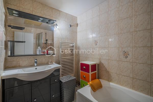En plein centre de Rumilly, découvrez cet appartement de 37 m² en rez-de-chaussée, idéal pour un premier achat, un pied-à-terre ou un investissement locatif.

Situé au sein d'une petite copropriété de seulement 6 logements, il bénéficie d'un emplacement privilégié, à quelques pas des commerces, des écoles, des transports et de l'ensemble des commodités du centre-ville.

L'appartement offre une agréable pièce de vie lumineuse de plus de 21 m² avec cuisine ouverte, prolongée par une terrasse privative d'environ 20 m², un véritable atout pour profiter des beaux jours en toute tranquillité.

L'espace nuit dispose d'un placard de rangement intégré. Une salle de bains avec toilettes complète l'ensemble. Les volets roulants électriques apportent un confort supplémentaire au quotidien, tandis que le chauffage est assuré par des radiateurs électriques.

Le bien est vendu libre de toute occupation, vous laissant la liberté de vous y installer immédiatement ou de le mettre en location selon votre projet.

Une belle opportunité de devenir propriétaire d'un appartement fonctionnel, bénéficiant d'un extérieur rare en centre-ville et d'une situation particulièrement recherchée à Rumilly.
