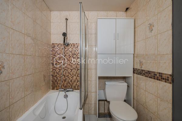 En plein centre de Rumilly, découvrez cet appartement de 37 m² en rez-de-chaussée, idéal pour un premier achat, un pied-à-terre ou un investissement locatif.

Situé au sein d'une petite copropriété de seulement 6 logements, il bénéficie d'un emplacement privilégié, à quelques pas des commerces, des écoles, des transports et de l'ensemble des commodités du centre-ville.

L'appartement offre une agréable pièce de vie lumineuse de plus de 21 m² avec cuisine ouverte, prolongée par une terrasse privative d'environ 20 m², un véritable atout pour profiter des beaux jours en toute tranquillité.

L'espace nuit dispose d'un placard de rangement intégré. Une salle de bains avec toilettes complète l'ensemble. Les volets roulants électriques apportent un confort supplémentaire au quotidien, tandis que le chauffage est assuré par des radiateurs électriques.

Le bien est vendu libre de toute occupation, vous laissant la liberté de vous y installer immédiatement ou de le mettre en location selon votre projet.

Une belle opportunité de devenir propriétaire d'un appartement fonctionnel, bénéficiant d'un extérieur rare en centre-ville et d'une situation particulièrement recherchée à Rumilly.