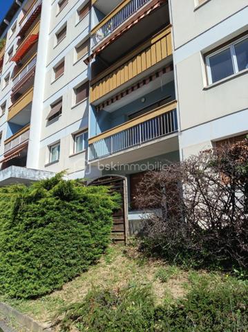 Situé en rez-de-jardin au sein d'une résidence calme et sécurisée des années 1970, ce bel appartement T2 de 37 m² entièrement rénové vous séduira par son confort et son emplacement privilégié.

L'appartement se compose d'une cuisine équipée, d'un agréable salon-séjour lumineux donnant directement accès à une terrasse d'environ 18 m², idéale pour profiter des beaux jours. Vous trouverez également une chambre confortable ainsi qu'une salle d'eau moderne avec WC.

Ce bien bénéficie de prestations appréciables : cave privative, interphone, local à vélos et possibilité de stationnement dans la résidence fermée avec accès par télécommande.

Idéalement situé, à seulement 5 minutes à pied du Carrefour Bassens et à proximité immédiate du centre-ville, des commerces, des transports et de toutes les commodités.

Que vous soyez primo-accédant, investisseur ou à la recherche d'un pied-à-terre pratique et confortable, cet appartement rénové avec goût représente une belle opportunité.

À visiter rapidement !