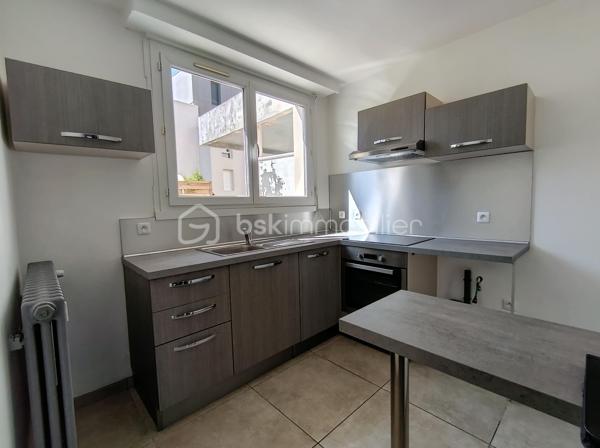 Situé en rez-de-jardin au sein d'une résidence calme et sécurisée des années 1970, ce bel appartement T2 de 37 m² entièrement rénové vous séduira par son confort et son emplacement privilégié.

L'appartement se compose d'une cuisine équipée, d'un agréable salon-séjour lumineux donnant directement accès à une terrasse d'environ 18 m², idéale pour profiter des beaux jours. Vous trouverez également une chambre confortable ainsi qu'une salle d'eau moderne avec WC.

Ce bien bénéficie de prestations appréciables : cave privative, interphone, local à vélos et possibilité de stationnement dans la résidence fermée avec accès par télécommande.

Idéalement situé, à seulement 5 minutes à pied du Carrefour Bassens et à proximité immédiate du centre-ville, des commerces, des transports et de toutes les commodités.

Que vous soyez primo-accédant, investisseur ou à la recherche d'un pied-à-terre pratique et confortable, cet appartement rénové avec goût représente une belle opportunité.

À visiter rapidement !