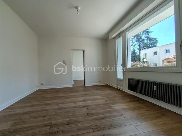 Situé en rez-de-jardin au sein d'une résidence calme et sécurisée des années 1970, ce bel appartement T2 de 37 m² entièrement rénové vous séduira par son confort et son emplacement privilégié.

L'appartement se compose d'une cuisine équipée, d'un agréable salon-séjour lumineux donnant directement accès à une terrasse d'environ 18 m², idéale pour profiter des beaux jours. Vous trouverez également une chambre confortable ainsi qu'une salle d'eau moderne avec WC.

Ce bien bénéficie de prestations appréciables : cave privative, interphone, local à vélos et possibilité de stationnement dans la résidence fermée avec accès par télécommande.

Idéalement situé, à seulement 5 minutes à pied du Carrefour Bassens et à proximité immédiate du centre-ville, des commerces, des transports et de toutes les commodités.

Que vous soyez primo-accédant, investisseur ou à la recherche d'un pied-à-terre pratique et confortable, cet appartement rénové avec goût représente une belle opportunité.

À visiter rapidement !