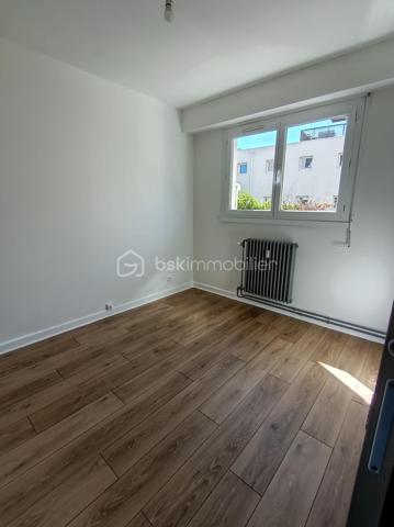 Situé en rez-de-jardin au sein d'une résidence calme et sécurisée des années 1970, ce bel appartement T2 de 37 m² entièrement rénové vous séduira par son confort et son emplacement privilégié.

L'appartement se compose d'une cuisine équipée, d'un agréable salon-séjour lumineux donnant directement accès à une terrasse d'environ 18 m², idéale pour profiter des beaux jours. Vous trouverez également une chambre confortable ainsi qu'une salle d'eau moderne avec WC.

Ce bien bénéficie de prestations appréciables : cave privative, interphone, local à vélos et possibilité de stationnement dans la résidence fermée avec accès par télécommande.

Idéalement situé, à seulement 5 minutes à pied du Carrefour Bassens et à proximité immédiate du centre-ville, des commerces, des transports et de toutes les commodités.

Que vous soyez primo-accédant, investisseur ou à la recherche d'un pied-à-terre pratique et confortable, cet appartement rénové avec goût représente une belle opportunité.

À visiter rapidement !