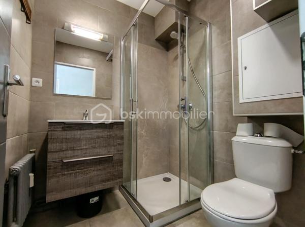 Situé en rez-de-jardin au sein d'une résidence calme et sécurisée des années 1970, ce bel appartement T2 de 37 m² entièrement rénové vous séduira par son confort et son emplacement privilégié.

L'appartement se compose d'une cuisine équipée, d'un agréable salon-séjour lumineux donnant directement accès à une terrasse d'environ 18 m², idéale pour profiter des beaux jours. Vous trouverez également une chambre confortable ainsi qu'une salle d'eau moderne avec WC.

Ce bien bénéficie de prestations appréciables : cave privative, interphone, local à vélos et possibilité de stationnement dans la résidence fermée avec accès par télécommande.

Idéalement situé, à seulement 5 minutes à pied du Carrefour Bassens et à proximité immédiate du centre-ville, des commerces, des transports et de toutes les commodités.

Que vous soyez primo-accédant, investisseur ou à la recherche d'un pied-à-terre pratique et confortable, cet appartement rénové avec goût représente une belle opportunité.

À visiter rapidement !