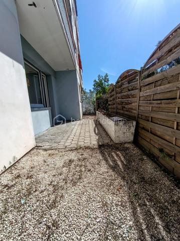 Situé en rez-de-jardin au sein d'une résidence calme et sécurisée des années 1970, ce bel appartement T2 de 37 m² entièrement rénové vous séduira par son confort et son emplacement privilégié.

L'appartement se compose d'une cuisine équipée, d'un agréable salon-séjour lumineux donnant directement accès à une terrasse d'environ 18 m², idéale pour profiter des beaux jours. Vous trouverez également une chambre confortable ainsi qu'une salle d'eau moderne avec WC.

Ce bien bénéficie de prestations appréciables : cave privative, interphone, local à vélos et possibilité de stationnement dans la résidence fermée avec accès par télécommande.

Idéalement situé, à seulement 5 minutes à pied du Carrefour Bassens et à proximité immédiate du centre-ville, des commerces, des transports et de toutes les commodités.

Que vous soyez primo-accédant, investisseur ou à la recherche d'un pied-à-terre pratique et confortable, cet appartement rénové avec goût représente une belle opportunité.

À visiter rapidement !
