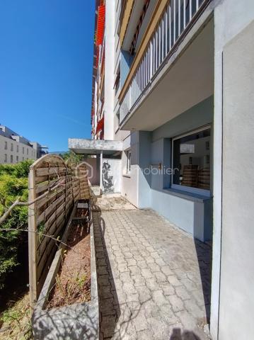 Situé en rez-de-jardin au sein d'une résidence calme et sécurisée des années 1970, ce bel appartement T2 de 37 m² entièrement rénové vous séduira par son confort et son emplacement privilégié.

L'appartement se compose d'une cuisine équipée, d'un agréable salon-séjour lumineux donnant directement accès à une terrasse d'environ 18 m², idéale pour profiter des beaux jours. Vous trouverez également une chambre confortable ainsi qu'une salle d'eau moderne avec WC.

Ce bien bénéficie de prestations appréciables : cave privative, interphone, local à vélos et possibilité de stationnement dans la résidence fermée avec accès par télécommande.

Idéalement situé, à seulement 5 minutes à pied du Carrefour Bassens et à proximité immédiate du centre-ville, des commerces, des transports et de toutes les commodités.

Que vous soyez primo-accédant, investisseur ou à la recherche d'un pied-à-terre pratique et confortable, cet appartement rénové avec goût représente une belle opportunité.

À visiter rapidement !