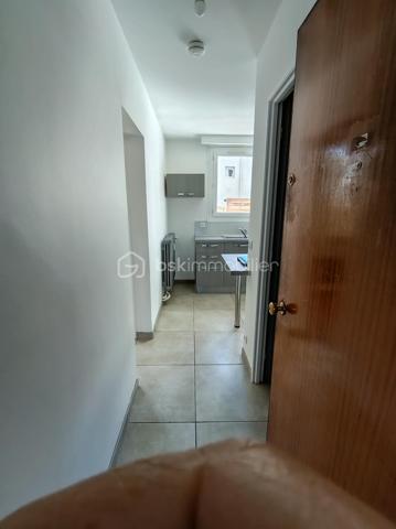 Situé en rez-de-jardin au sein d'une résidence calme et sécurisée des années 1970, ce bel appartement T2 de 37 m² entièrement rénové vous séduira par son confort et son emplacement privilégié.

L'appartement se compose d'une cuisine équipée, d'un agréable salon-séjour lumineux donnant directement accès à une terrasse d'environ 18 m², idéale pour profiter des beaux jours. Vous trouverez également une chambre confortable ainsi qu'une salle d'eau moderne avec WC.

Ce bien bénéficie de prestations appréciables : cave privative, interphone, local à vélos et possibilité de stationnement dans la résidence fermée avec accès par télécommande.

Idéalement situé, à seulement 5 minutes à pied du Carrefour Bassens et à proximité immédiate du centre-ville, des commerces, des transports et de toutes les commodités.

Que vous soyez primo-accédant, investisseur ou à la recherche d'un pied-à-terre pratique et confortable, cet appartement rénové avec goût représente une belle opportunité.

À visiter rapidement !