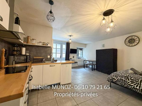 Immeuble Riom, 122 m2 et 180m2 de dépendances (grange avec parking, cave voutée?)