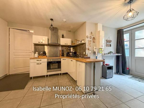 Immeuble Riom, 122 m2 et 180m2 de dépendances (grange avec parking, cave voutée?)