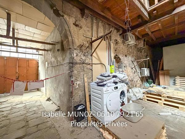 Immeuble Riom, 122 m2 et 180m2 de dépendances (grange avec parking, cave voutée?)