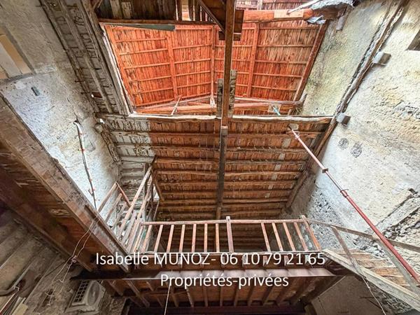 Immeuble Riom, 122 m2 et 180m2 de dépendances (grange avec parking, cave voutée?)