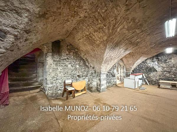 Immeuble Riom, 122 m2 et 180m2 de dépendances (grange avec parking, cave voutée?)