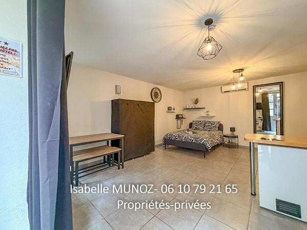 Immeuble Riom, 122 m2 et 180m2 de dépendances (grange avec parking, cave voutée?)