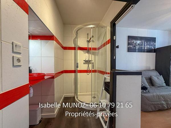 Immeuble Riom, 122 m2 et 180m2 de dépendances (grange avec parking, cave voutée?)