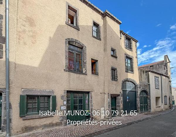 Immeuble Riom, 122 m2 et 180m2 de dépendances (grange avec parking, cave voutée?)