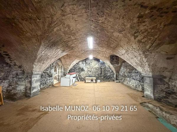 Immeuble Riom, 122 m2 et 180m2 de dépendances (grange avec parking, cave voutée?)