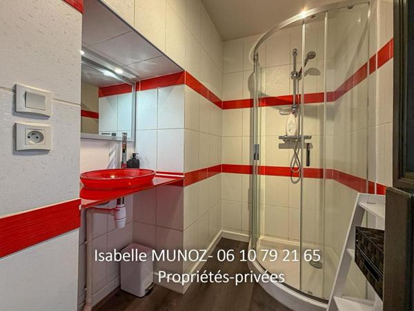 Immeuble Riom, 122 m2 et 180m2 de dépendances (grange avec parking, cave voutée?)