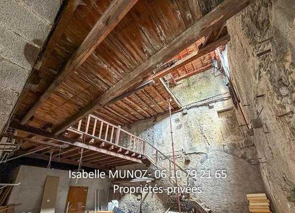 Immeuble Riom, 122 m2 et 180m2 de dépendances (grange avec parking, cave voutée?)