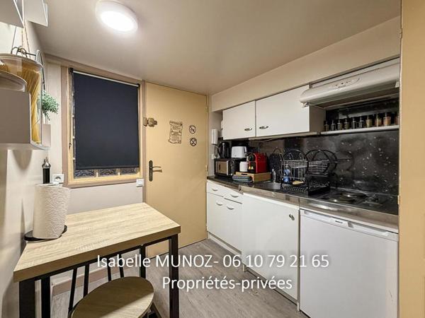 Immeuble Riom, 122 m2 et 180m2 de dépendances (grange avec parking, cave voutée?)