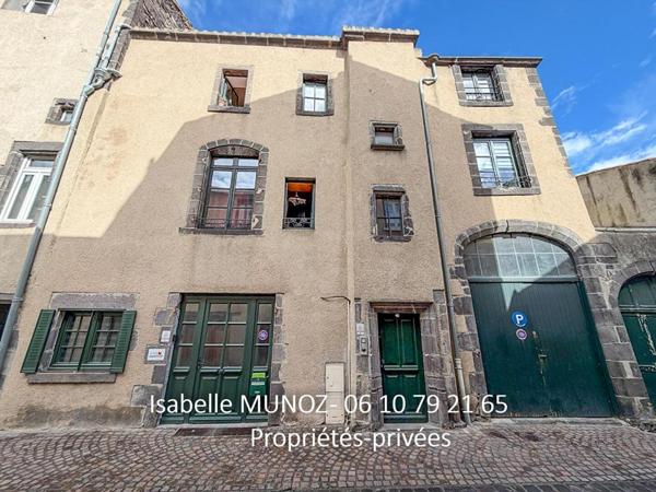 Immeuble Riom, 122 m2 et 180m2 de dépendances (grange avec parking, cave voutée?)