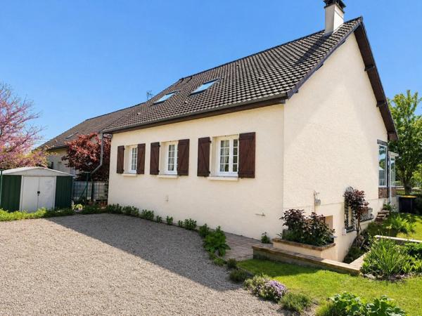 Maison lumineuse avec grand jardin et véranda