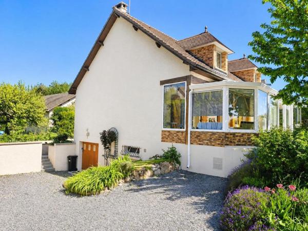 Maison lumineuse avec grand jardin et véranda