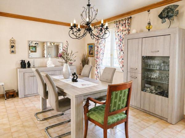 Maison lumineuse avec grand jardin et véranda