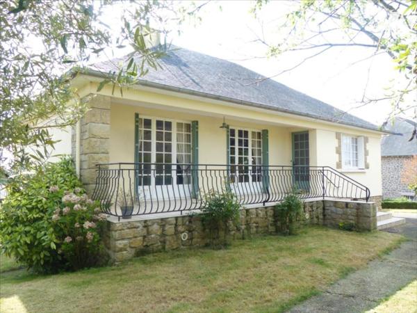 MAYENNE- En impasse, maison sur sous-sol sur belle parcelle de terrain proche du centre ville.