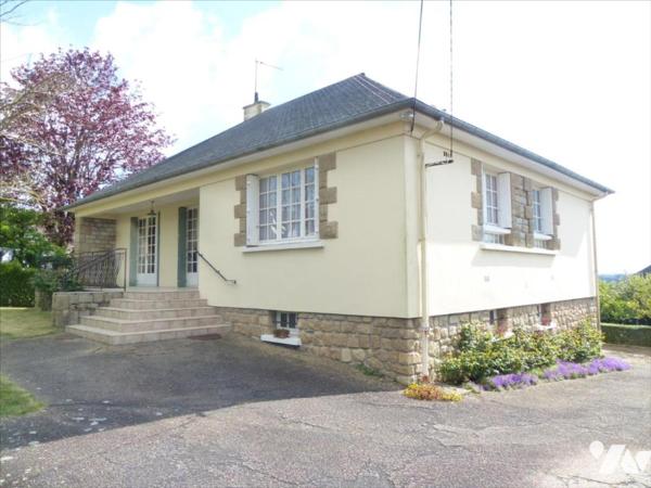 MAYENNE- En impasse, maison sur sous-sol sur belle parcelle de terrain proche du centre ville.