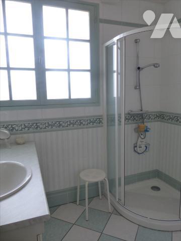 MAYENNE- En impasse, maison sur sous-sol sur belle parcelle de terrain proche du centre ville.