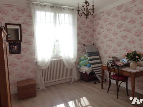 MAYENNE- En impasse, maison sur sous-sol sur belle parcelle de terrain proche du centre ville.