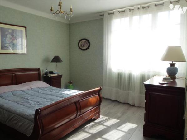 MAYENNE- En impasse, maison sur sous-sol sur belle parcelle de terrain proche du centre ville.