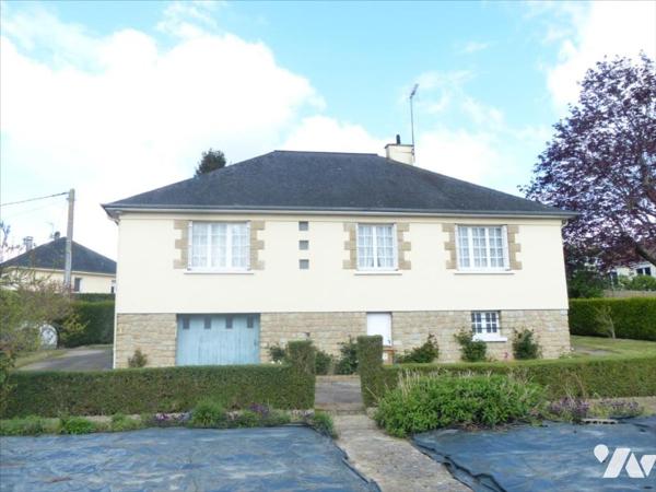 MAYENNE- En impasse, maison sur sous-sol sur belle parcelle de terrain proche du centre ville.