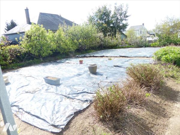 MAYENNE- En impasse, maison sur sous-sol sur belle parcelle de terrain proche du centre ville.