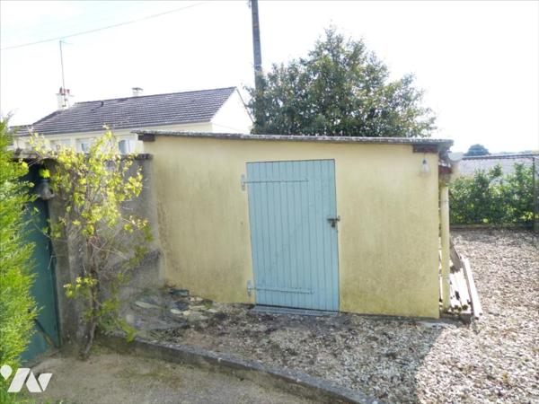 MAYENNE- En impasse, maison sur sous-sol sur belle parcelle de terrain proche du centre ville.