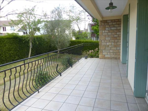 MAYENNE- En impasse, maison sur sous-sol sur belle parcelle de terrain proche du centre ville.