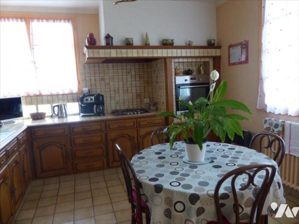 MAYENNE- En impasse, maison sur sous-sol sur belle parcelle de terrain proche du centre ville.