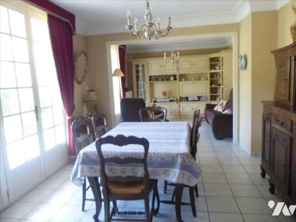 MAYENNE- En impasse, maison sur sous-sol sur belle parcelle de terrain proche du centre ville.