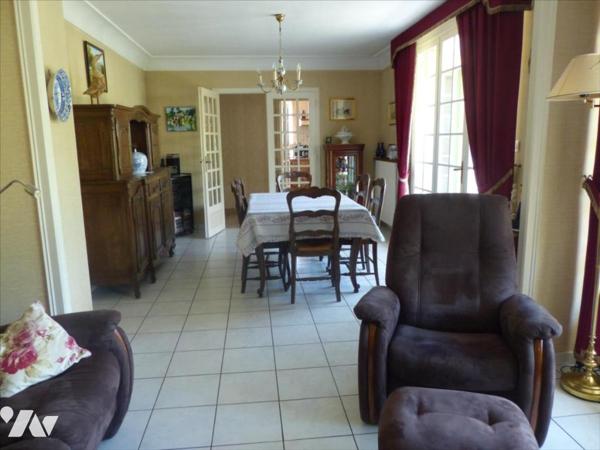 MAYENNE- En impasse, maison sur sous-sol sur belle parcelle de terrain proche du centre ville.