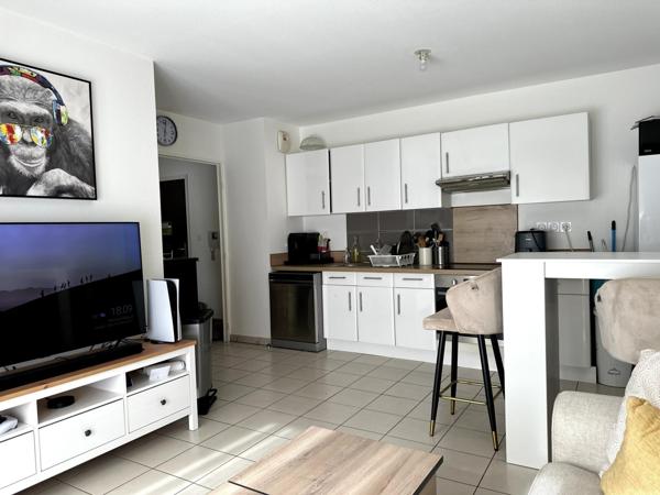 Venez découvrir ce bel appartement 3 pièces de 52 m2 avec balcon et possibilité d’un garage en sous-sol.