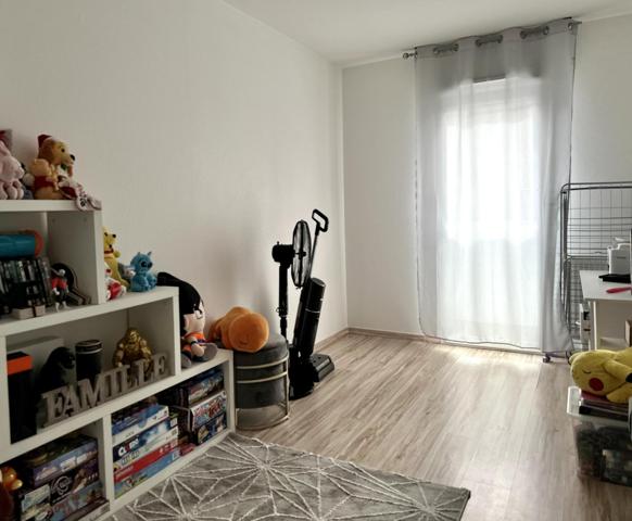 Venez découvrir ce bel appartement 3 pièces de 52 m2 avec balcon et possibilité d’un garage en sous-sol.