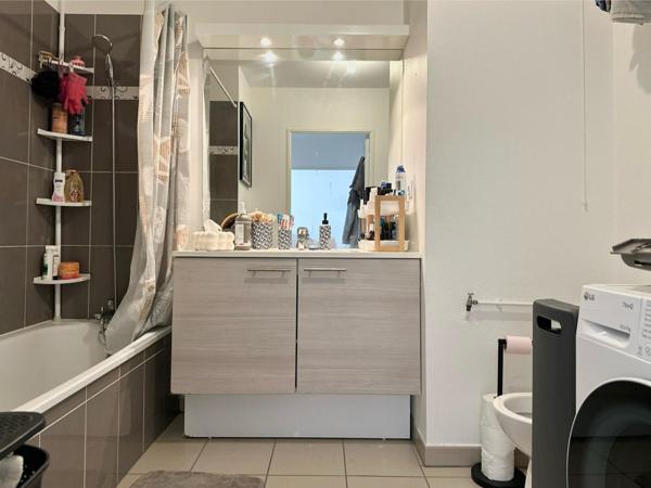 Venez découvrir ce bel appartement 3 pièces de 52 m2 avec balcon et possibilité d’un garage en sous-sol.